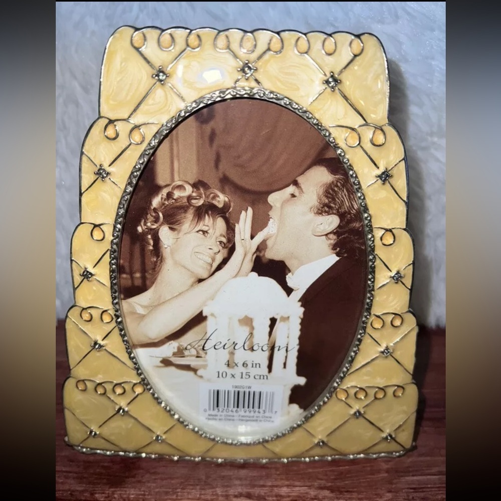 New Heirloom Wedding Cake Style Picture Frame - Holds 4x6 Photo